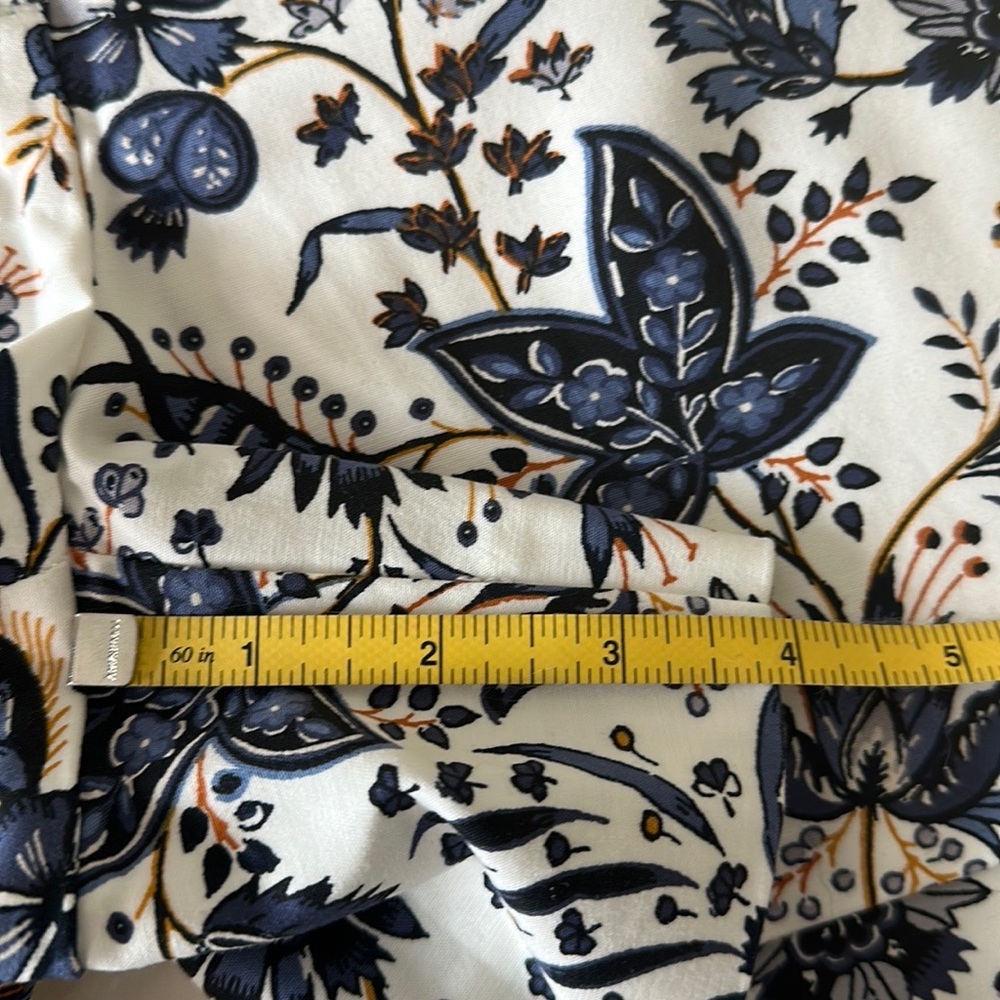 Loft SHORTS White blue flowers SZ 6 4” inseam zipper clasp button short QUALITY - Picture 13 of 15
